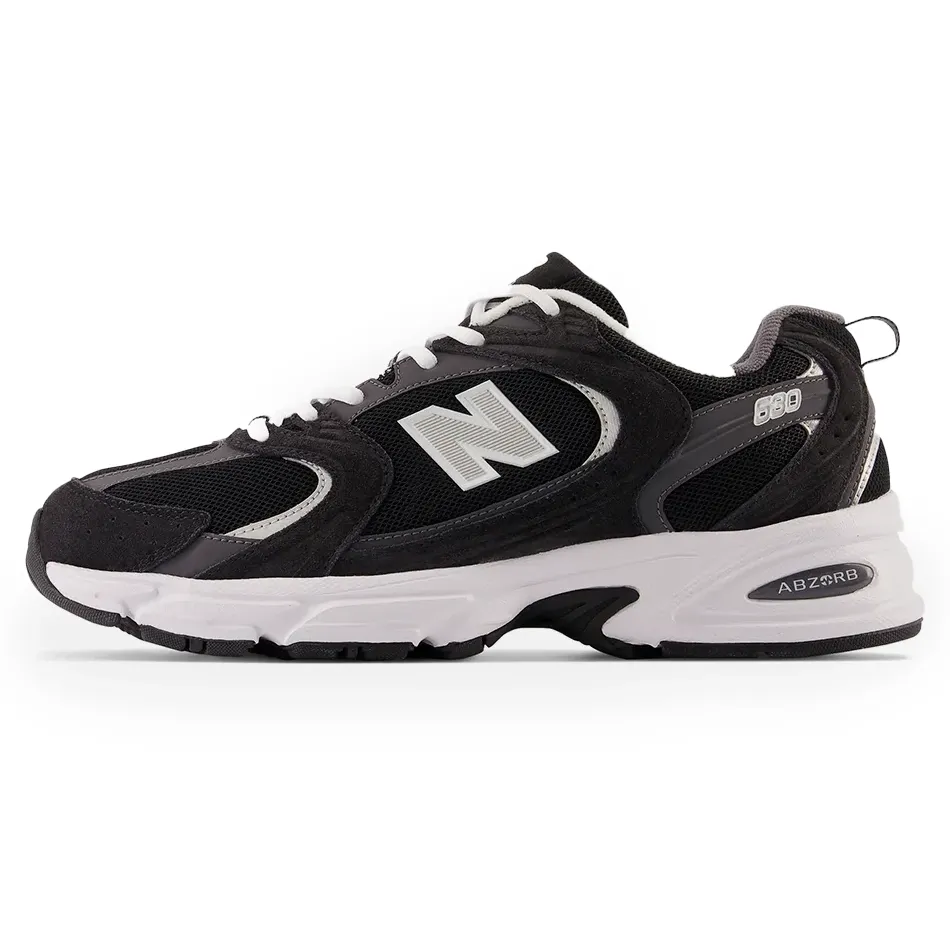 Tênis New Balance 530 Masculino Preto, ângulo lateral, fundo branco, detalhes em cinza e branco, logo 'N' na lateral